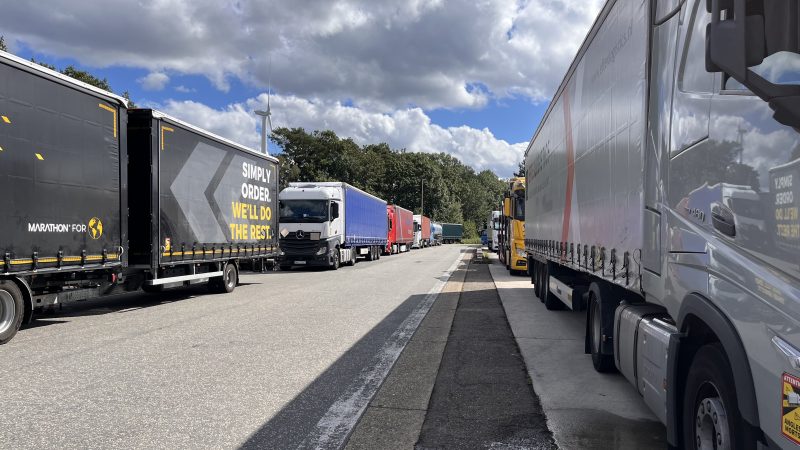 Vrachtwagens op truckparking